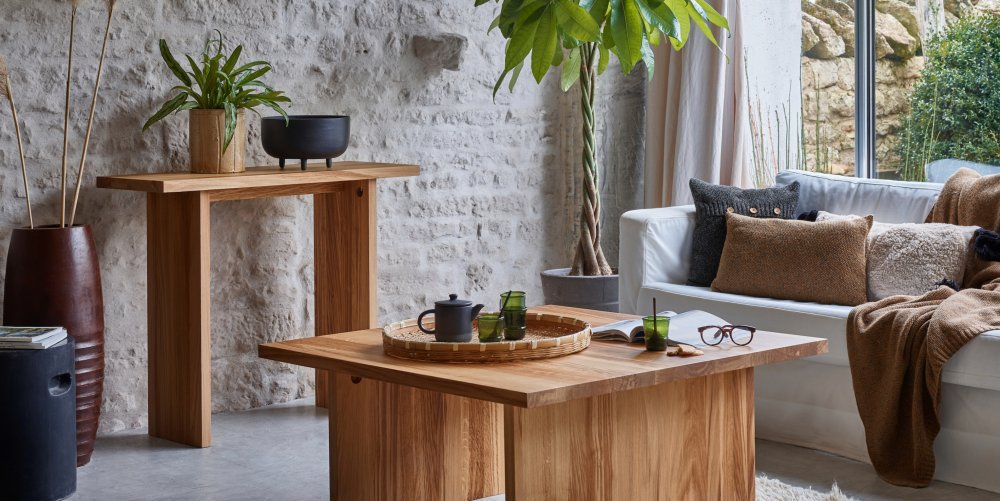 Photo pièce avec meubles contemporains et écologique en bois recyclés